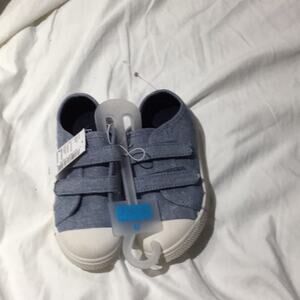 Children’s place blue chambray 9 Velcro tennis NWT